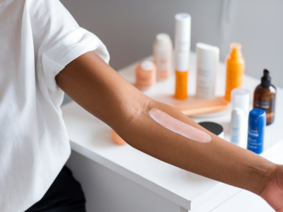 Comment choisir une crème solaire pour peau mixte qui ne bouche pas les pores