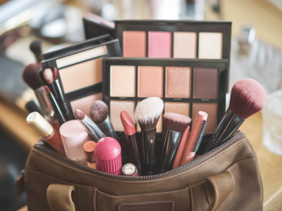 Quelle trousse de maquillage de voyage emporter pour paraître soignée en dix minutes avec et sans miroir