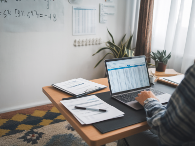 Comment financer une reconversion pro en 12 mois en conservant un budget familial: plan d'épargne, aides et étapes concrètes
